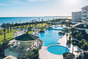 Piscine de luxe avec vue sur la mer en Tunisie été 2022.