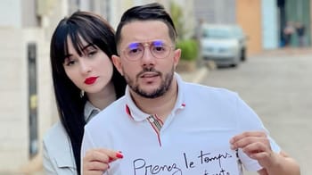 Mohamed Benchenet avec une femme lors d'une sortie urbaine.