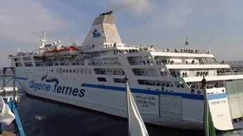 Ferry Algérie Ferries prêt à partir pour la traversée maritime.