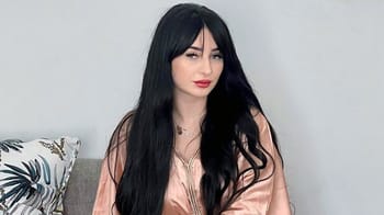 Célia Limam avec cheveux longs noirs et maquillage naturel.