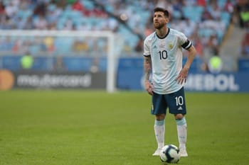 Lionel Messi portant le maillot argentin lors d'un match de football.