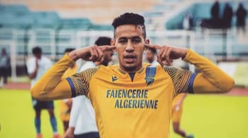 Nadhir Benbouali, joueur de football algérien, en pleine célébration.