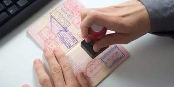 Personne tamponnant un passeport pour visa Pays-Bas.