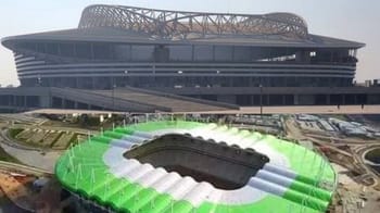 Vue du stade Medouar avec design moderne et structure impressionnante.