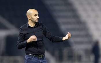 Entraîneur Regragui motivant son équipe lors d'un match important.