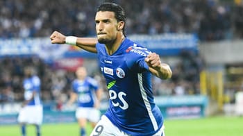 Idriss Saadi en tenue de football lors d'une conférence de presse.