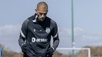 Joueur de football Slimani lors d'une séance d'entraînement à Brest.