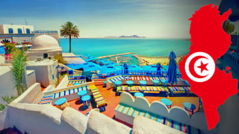 Vue de la plage avec chaises longues et parasols en Tunisie.
