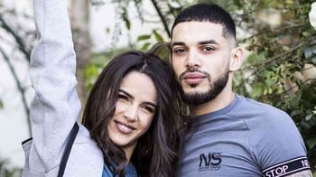 Lilia et Tarek souriants dans un environnement naturel.