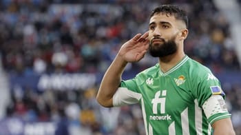 Fekir en tenue verte saluant le public lors d'un match.