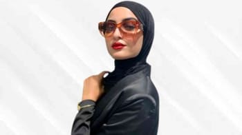 Lylia Bouaziz portant lunettes de soleil et hijab noir.