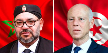 Deux dirigeants politiques avec drapeaux nationalistes en arrière-plan.
