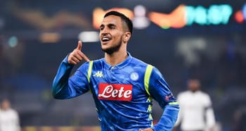 Adam Ounas célèbre lors d'un match de football avec SSC Naples.