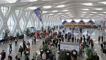 Aéroport marocain avec passagers et personnel dans le terminal.