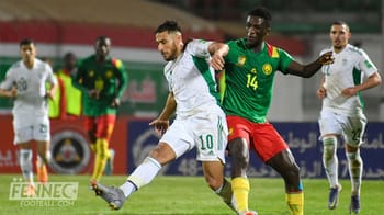 Joueur algérien et camerounais en duel lors du match.