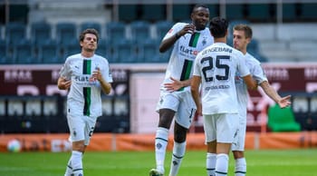 Footballeurs algériens en célébration sur le terrain.