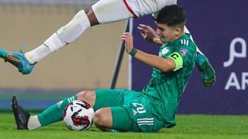 Joueur algérien en action lors d'un match de football contre l'Égypte.