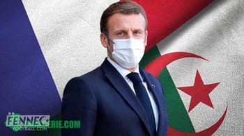 Emmanuel Macron avec masque devant drapeau algérien et français.