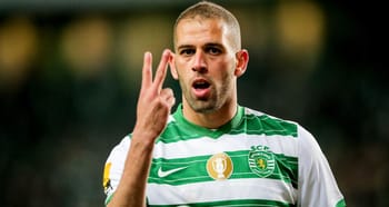 Slimani, joueur de Sporting, faisant un geste lors d'un match.