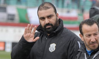 Kheïreddine Madoui saluant lors d'une séance d'entraînement de football.