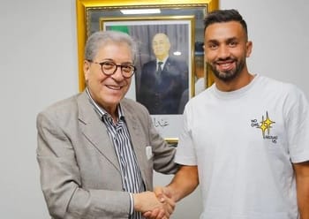 Deux hommes se serrent la main lors d'une rencontre officielle.