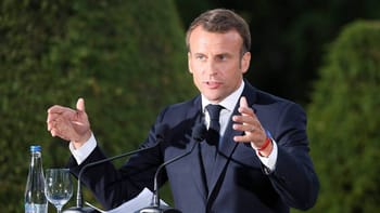 Emmanuel Macron parlant lors d'une conférence en plein air.