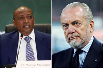 Deux hommes en discussion lors d'un débat public en Afrique du Nord.
