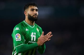 Nabil Fékir en maillot vert lors d'un match de football.