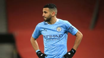 Haaland en colère lors d'un match de football contre Mahrez.