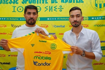Sabri Cheraitia présente le maillot de la JSK lors de sa signature.