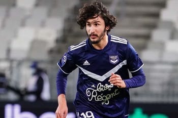 Aouar joueur de football en action sur le terrain.