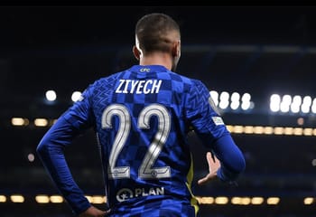 Ziyech portant le maillot du Milan AC, vu de dos, sur le terrain.