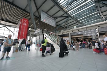 Passagers à l'aéroport de Lyon en attente d'embarquement.