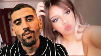 Jeune femme et homme posant pour une photo.