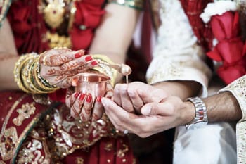 Cérémonie de mariage avec échange de rituels et bijoux.