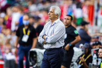 Vahid Halilhodzic observant le match avec concentration.