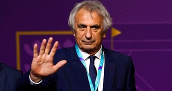 L'entraîneur Halilhodzic fait un geste lors d'une conférence.