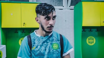 Hodeifa Arfi joueur de football en action, portant le maillot de la JSK.