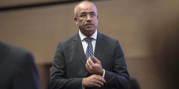 Noureddine Bedoui, ancien Premier ministre algérien, en prison.