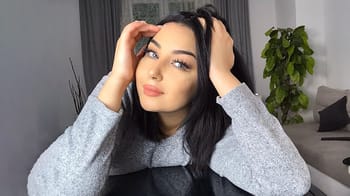 Yasmine Belkacem avec cheveux noirs et maquillage naturel.