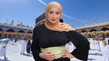 Amira Riaa en hijab dans la cour du Haram à La Mecque.