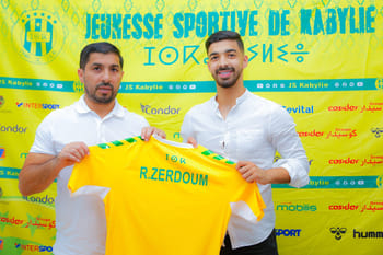 Redouane Zerdoum signe avec la JSK lors d'une cérémonie officielle.