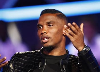 Samuel Eto'o en discussion lors d'une émission sportive.