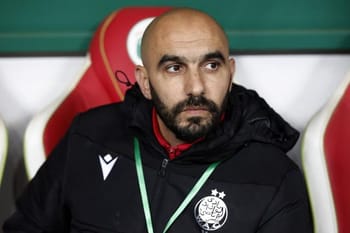 Regragui, entraîneur marocain, lors d'une rencontre sportive importante.