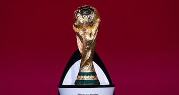 Trophée de la Coupe du Monde 2030 en or et en métal.