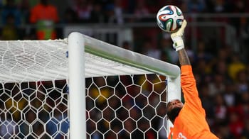 Raïs M’Bolhi, gardien algérien, attrape le ballon dans la cage.