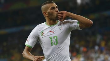 Joueur algérien Slimani célèbre lors du match Algérie-Guinée.