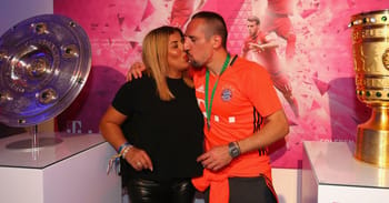 Franck Ribéry et sa femme s'embrassent lors d'une cérémonie sportive.