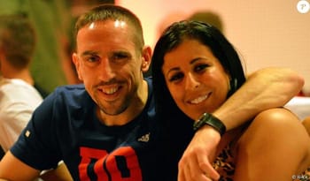 Ribéry et sa femme souriants lors d'une rencontre intime.