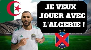 Karim Benzema tenant un badge de l'équipe d'Algérie.